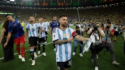 Argentina's Lionel Messi and teammates leave the pitch as fans clash with security staff in the stands causing a delay to the start of the match. (REUTERS)