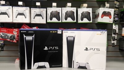 Inside a GameStop store Sony PS5 gaming consoles are pictured in the Manhattan borough of New York City, New York, U.S., November 12, 2020. REUTERS/Carlo Allegri/File Photo (REUTERS)