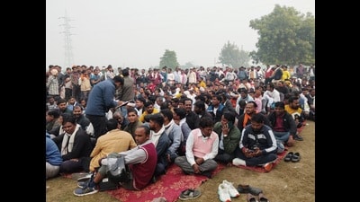 Sanitation staff of the Greater Noida authority has been on a strike since the past two weeks. The demands being raised by the sanitation workers include pay parity with authority staff at ₹20,000 a month. (HT Photo) Sanitation staff of the Greater Noida authority has been on a strike since the past two weeks. The demands being raised by the sanitation workers include pay parity with authority staff at ₹20,000 a month. (HT Photo)