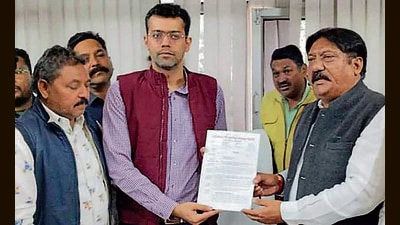 The Municipal Employees Sangharsh Committee submitting a memorandum to joint commissioner Ankur Mahindroo in Ludhiana on Wednesday. (HT Photo)