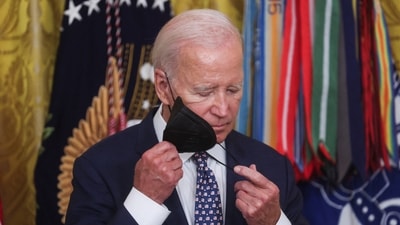 U.S. President Joe Biden removes his face mask prior to awarding the Medal of Honor to retired Army Captain Larry Taylor for conspicuous gallantry during the Vietnam War, during a ceremony in the East Room at the White House in Washington, U.S., September 5, 2023. (REUTERS)