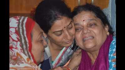 Captain Shubham’s mother Pushpa and other women of the family grieving. (HT photo) Captain Shubham’s mother Pushpa and other women of the family grieving. (HT photo)
