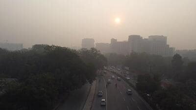 Dense smog as near Bhikaji Cama Place in New Delhi. (ANI) Dense smog as near Bhikaji Cama Place in New Delhi. (ANI)