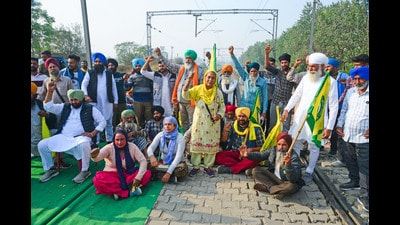 Farmers block the Dhanawali railway track near Dhanowali village in Jalandhar in Jalandhar on Thursday. (ANI) Farmers block the Dhanawali railway track near Dhanowali village in Jalandhar in Jalandhar on Thursday. (ANI)