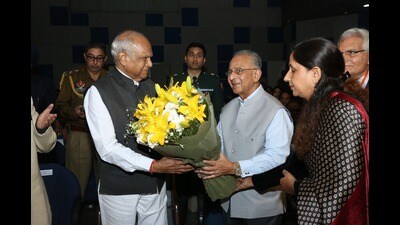 RK Saboo, chairman of Bharatiya Vidya Bhavan, Chandigarh Kendra, welcoming UT administrator Banwarilal Purohit at the conference on Thursday. (HT Photo)