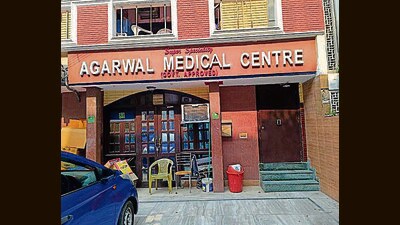 Ranjan Thakur has filed a complaint against the proprietor of Agarwal Medical Centre, Dr Neeraj Agarwal, and his wife Pooja Agarwal, alleging that negligence by the “doctors” killed his son. (HT Photo) Ranjan Thakur has filed a complaint against the proprietor of Agarwal Medical Centre, Dr Neeraj Agarwal, and his wife Pooja Agarwal, alleging that negligence by the “doctors” killed his son. (HT Photo)
