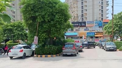 Since the unauthorised gate has come up on the service road, visitors have to park on the road, which in turn eats into the space available for traffic. (HT Photo) Since the unauthorised gate has come up on the service road, visitors have to park on the road, which in turn eats into the space available for traffic. (HT Photo)