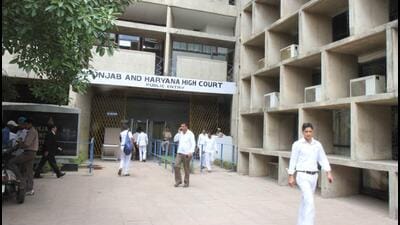 The Punjab and Haryana high court on Thursday issued notice on a public interest litigation (PIL) seeking directions for a uniform procedure for the registration of voters. (HT File)