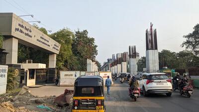 The widening of Ganeshkhind Road has delayed construction of two stations of Pune Metro Line 3 project. (SHANKAR NARAYAN/HT) The widening of Ganeshkhind Road has delayed construction of two stations of Pune Metro Line 3 project. (SHANKAR NARAYAN/HT)