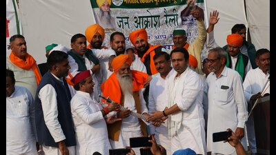 With farmer leader Gurnam Singh Charuni by his side, Rashtriya Lok Dal (RLD) chief and Rajya Sabha MP from Uttar Pradesh, Jayant Singh (Chaudhary) on Thursday endorsed the idea of farmers joining politics, stating that it would ensure their welfare. (HT File)