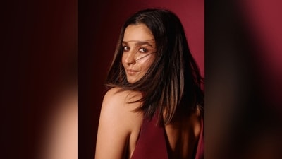 With the help of hairstylist Mike Desir, Alia left her straightened tresses open in the centre partition, perfectly complementing her stylish look. (Instagram/@aliaabhatt) With the help of hairstylist Mike Desir, Alia left her straightened tresses open in the centre partition, perfectly complementing her stylish look. (Instagram/@aliaabhatt)