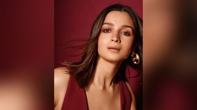Assisted by makeup artist Puneet B Saini, Alia got decked up in brown shimmery eye shadow, mascaraed lashes, contoured cheeks, a dewy base and a shade of nude lipstick. (Instagram/@aliaabhatt) Assisted by makeup artist Puneet B Saini, Alia got decked up in brown shimmery eye shadow, mascaraed lashes, contoured cheeks, a dewy base and a shade of nude lipstick. (Instagram/@aliaabhatt)