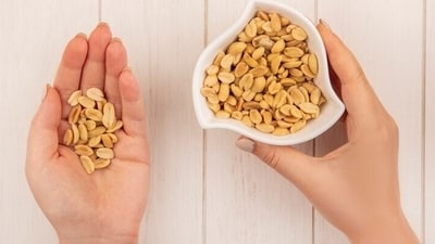 Kids health: Peanuts are abundant in high-quality protein, which supports muscle, promotes recovery after physical activity, and improves physical development. (Freepik) Kids health: Peanuts are abundant in high-quality protein, which supports muscle, promotes recovery after physical activity, and improves physical development. (Freepik)