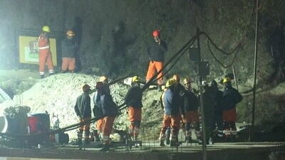 NDRF personnel enter the Silkyara tunnel as the operation to rescue 41 trapped workers intensifies, in Uttarkashi on Wednesday. (ANI) NDRF personnel enter the Silkyara tunnel as the operation to rescue 41 trapped workers intensifies, in Uttarkashi on Wednesday. (ANI)