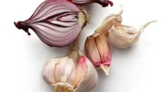 Prebiotics help in nurturing a healthy gut microbiome, thereby promoting stress resilience. Some of the best sources of prebiotics are apples, garlic, onion and artichokes.&nbsp;(Unsplash)
