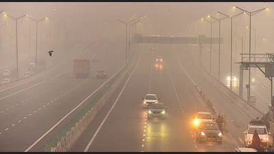 A thick haze envelops the Delhi Meerut Expressway on Friday. (Sakib Ali/HT Photo) A thick haze envelops the Delhi Meerut Expressway on Friday. (Sakib Ali/HT Photo)