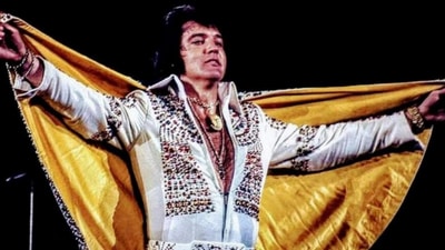 Elvis Presley wearing the lion claw necklace. (Gotta Have Rock and Roll ) Elvis Presley wearing the lion claw necklace. (Gotta Have Rock and Roll )