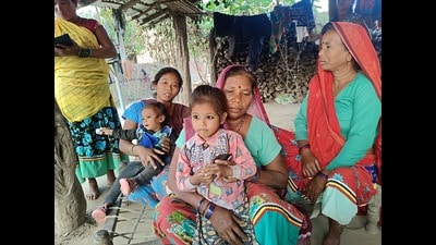 Family members of trapped labourer Ram Sundar. (HT Photo)
