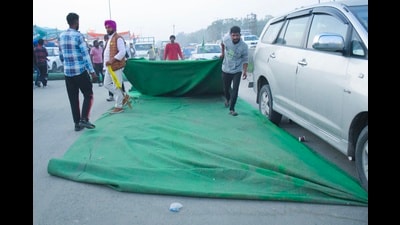 Farmers lift the blockade from the national highway in Jalandhar on Friday. Farmers under the banner of the Samyukt Kisan Morcha (SKM) had blocked the Jalandhar-Phagwara section of the Jalandhar-New Delhi National Highway near Dhanowali village for an “indefinite period” on Tuesday. (HT Photo) Farmers lift the blockade from the national highway in Jalandhar on Friday. Farmers under the banner of the Samyukt Kisan Morcha (SKM) had blocked the Jalandhar-Phagwara section of the Jalandhar-New Delhi National Highway near Dhanowali village for an “indefinite period” on Tuesday. (HT Photo)