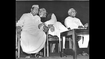 Former Prime Minister IK Gujral with Congress chief Sitaram Kesri and President KR Narayanan in July 1997. (HT Archive) Former Prime Minister IK Gujral with Congress chief Sitaram Kesri and President KR Narayanan in July 1997. (HT Archive)