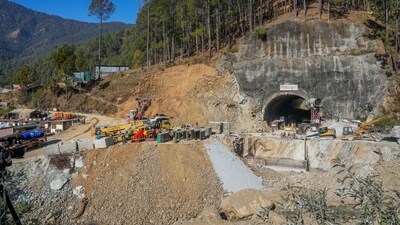 Uttarkashi: SDRF and NDRF prepare to commence drilling to rescue trapped workers in Uttarakhand tunnel collapse. (PTI) (PTI) Uttarkashi: SDRF and NDRF prepare to commence drilling to rescue trapped workers in Uttarakhand tunnel collapse. (PTI) (PTI)