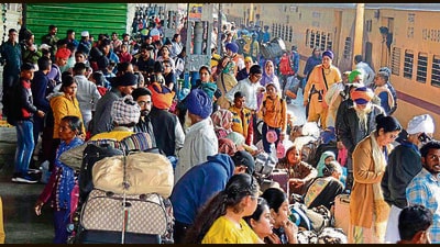 Passengers stranded at Ludhiana railway station after trains were cancelled due to farmers’ protest. (HT PHOTO) Passengers stranded at Ludhiana railway station after trains were cancelled due to farmers’ protest. (HT PHOTO)