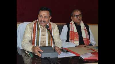 SSU V-C Prof Bihari Lal Sharma addressing a press conference in the university (Rajesh Kumar/HT)