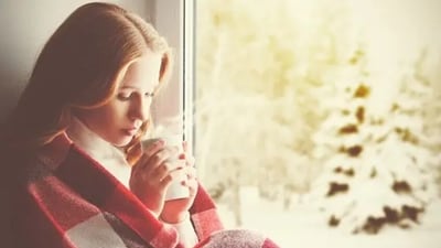 We can hold a warm beverage with both our hands and keep it close to the body and focus on how the temperature feels on the skin.&nbsp; (Unsplash)