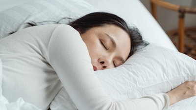 "Are you tired of tossing and turning all night? Let's talk about something we often overlook – our eating habits and how they affect our sleep," says Nutritionist Karishma Shah on secrets to a restful night with smart food choices. Here are 5 eating habits that promise better sleep. "Are you tired of tossing and turning all night? Let's talk about something we often overlook – our eating habits and how they affect our sleep," says Nutritionist Karishma Shah on secrets to a restful night with smart food choices. Here are 5 eating habits that promise better sleep. 