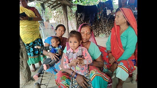 Family members of trapped labourer Ram Sundar. (HT Photo)