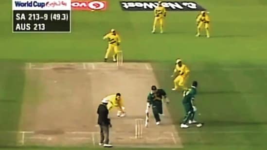 South Africa’s Allan Donald (right) flubs a run, in the last over, with no wickets remaining, in the 1999 World Cup semi-final against Australia. (ICC)