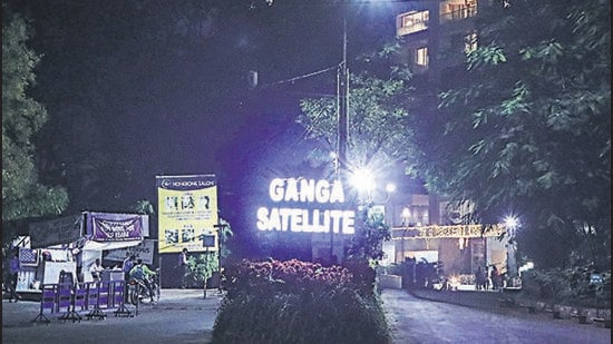 Squabble between a couple residing in an upscale housing society Ganga Satellite in Wanowrie, Pune, went out of hand on Friday afternoon, leading to the woman allegedly killing her husband. (RAHUL RAUT/HT)