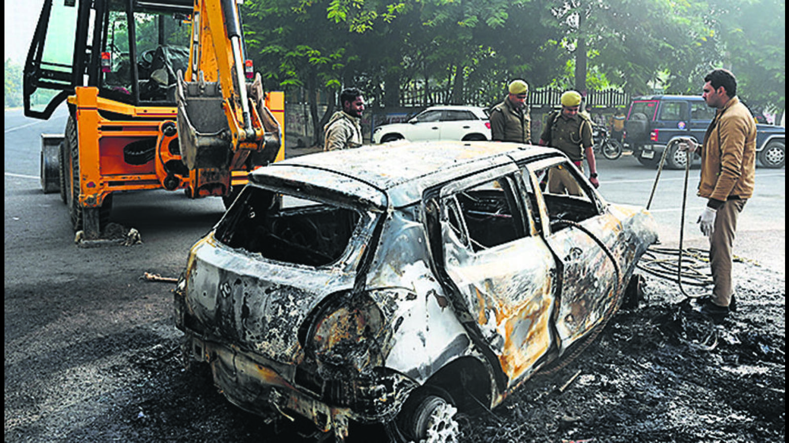 Two people charred to death as car catches fire in Noida | Hindustan Times