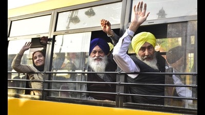 A jatha of Sikh pilgrims crosses over to Pakistan through Attari-Wagah border to celebrate Guru Nanak’s Parkash Purb (birth anniversary) at Nankana Sahib, on Saturday. (HT photo)