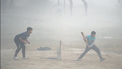 Children play cricket in the open as a haze envelops New Delhi on Saturday. (Sunil Ghosh/HT Photo) Children play cricket in the open as a haze envelops New Delhi on Saturday. (Sunil Ghosh/HT Photo)