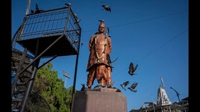 Poorly maintained statue of Jamnalal Bajaj near Sarasbaug. (HT PHOTO)