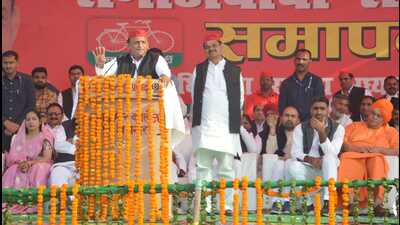Samajwadi Party president Akhilesh Yadav addressing a public rally in Noorpur town of district Bijnor on Saturday (HT Photo)