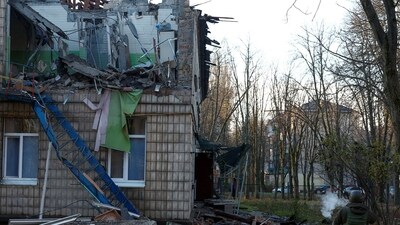 A police officer inspects a compound of a kindergarten damaged during Russian drone strikes, amid Russia's attack on Ukraine, in Kyiv, Ukraine November 25, 2023. REUTERS/Valentyn Ogirenko (REUTERS)