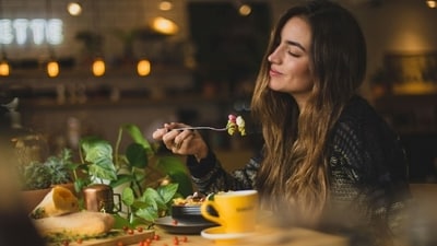 How to eat right and live right to support your sex hormones (Unsplash)