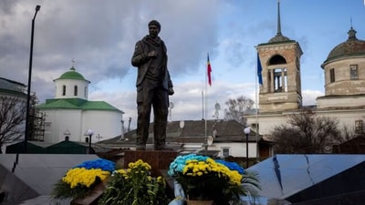 Flowers lie next to the statue of Ukrainian serviceman Oleksandr Matsievskyi, who was executed by Russian troops in 2022. (Reuters) Flowers lie next to the statue of Ukrainian serviceman Oleksandr Matsievskyi, who was executed by Russian troops in 2022. (Reuters)