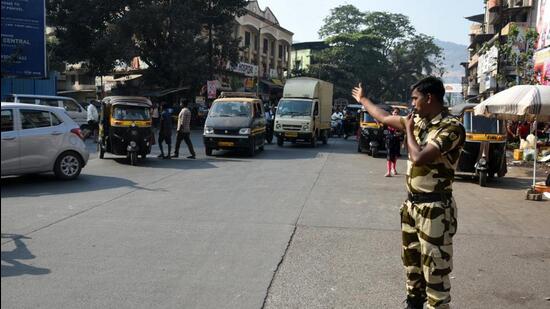 Navi Mumbai, India - Nov. 24, 2023:Curbing traffic issues - Navi Mumbai traffic police gets 30 wardens from PMC in Navi Mumbai, India, on Friday, November 24, 2023. (Photo by Bachchan Kumar/ HT PHOTO) (HT PHOTO)