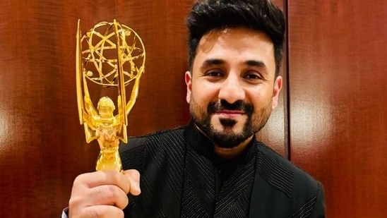 Vir Das poses with his award at International Emmy Awards 2023.