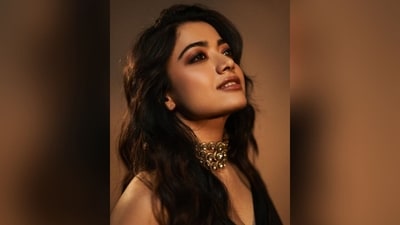 With pink eyeshadow, smudged eyeliner, kohled eyes, mascaraed lashes, darkened eyebrows, contoured cheeks with a touch of blush, dewy base, shiny maroon lipstick and open curls, she completed her glam look. (Instagram/@rashmika_mandanna) With pink eyeshadow, smudged eyeliner, kohled eyes, mascaraed lashes, darkened eyebrows, contoured cheeks with a touch of blush, dewy base, shiny maroon lipstick and open curls, she completed her glam look. (Instagram/@rashmika_mandanna)