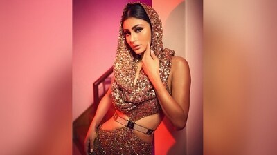 Assisted by hairstylist Queensly Chettiar, Mouni styled her lush locks into a centre-parted bun that perfectly complemented her head-turning look. (Instagram/@imouniroy) Assisted by hairstylist Queensly Chettiar, Mouni styled her lush locks into a centre-parted bun that perfectly complemented her head-turning look. (Instagram/@imouniroy)