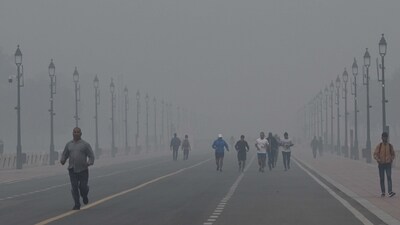 A hazy morning at Kartavya Path on Sunday. (Arvind Yadav/HT Photo) A hazy morning at Kartavya Path on Sunday. (Arvind Yadav/HT Photo)