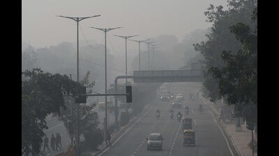 A hazy morning at Mathura Road in New Delhi. (Arvind Yadav/HT Photo) A hazy morning at Mathura Road in New Delhi. (Arvind Yadav/HT Photo)