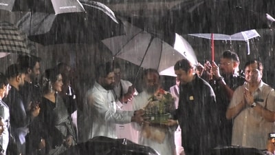 Maharashtra Chief Minister Eknath Shinde with State Deputy Chief Minister Devendra Fadnavis and Spiritual leader and Art of Living founder Sri Sri Ravi Shankar during the 'Global Peace Honours' event organised by the Divyaj Foundation to pay tribute to the martyrs, who lost their lives in the 26/11 Terror Attacks amid heavy rainfall, in Mumbai on Sunday. (ANI) Maharashtra Chief Minister Eknath Shinde with State Deputy Chief Minister Devendra Fadnavis and Spiritual leader and Art of Living founder Sri Sri Ravi Shankar during the 'Global Peace Honours' event organised by the Divyaj Foundation to pay tribute to the martyrs, who lost their lives in the 26/11 Terror Attacks amid heavy rainfall, in Mumbai on Sunday. (ANI)