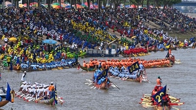 Participants row dragon boats during a competition as part of the Water Festival on the Tonle Sap river in Phnom Penh on November 26, 2023. (Photo by TANG CHHIN SOTHY and Tang Chhin Sothy / AFP) Participants row dragon boats during a competition as part of the Water Festival on the Tonle Sap river in Phnom Penh on November 26, 2023. (Photo by TANG CHHIN SOTHY and Tang Chhin Sothy / AFP)