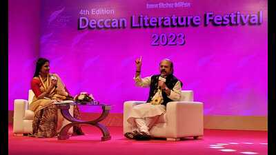 Kendre was speaking during second day of the two-day Deccan Literature Festival took place at the Bal Gandharva Rang Mandir. (HT PHOTO) Kendre was speaking during second day of the two-day Deccan Literature Festival took place at the Bal Gandharva Rang Mandir. (HT PHOTO)