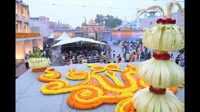 Laser shows at Ganga Dwar of Baba Kashi Vishwanath Dham and Chet Singh Ghat, digital fireworks and diyas lit on both sides of all 85 ghats of the Ganga in the town will be a treat for the guests (HT)
